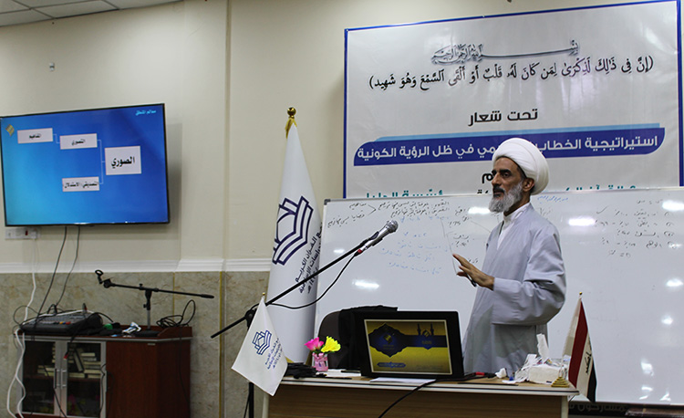 الدكتور صالح الوائلي خلال أداء محاضراته